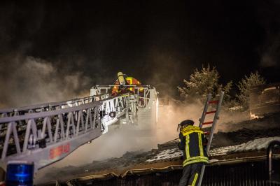 Aalen-Waldhausen: Dachstuhlbrand mit langwierigen Nachloescharbeiten